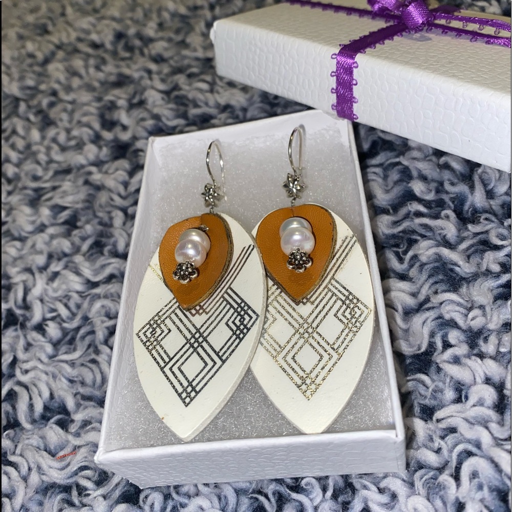 Leather earrings.